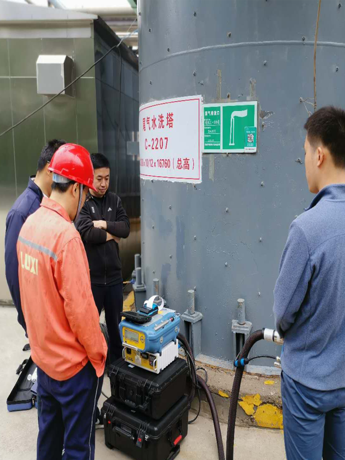 我司人員攜帶非甲烷總烴分析儀奔赴魯西化工測試現(xiàn)場